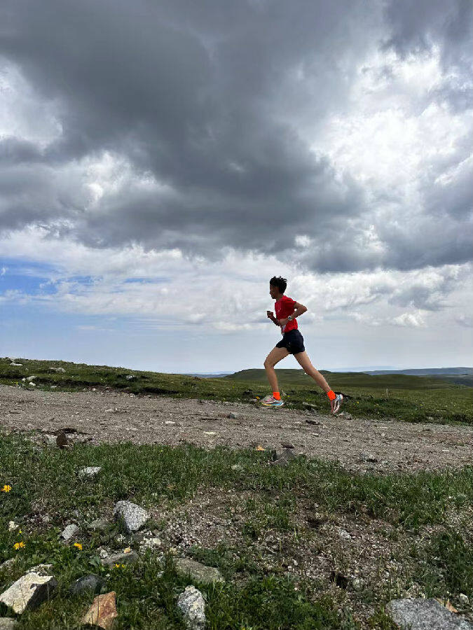 天上草原云中牧场高原山地越野跑步赛开赛