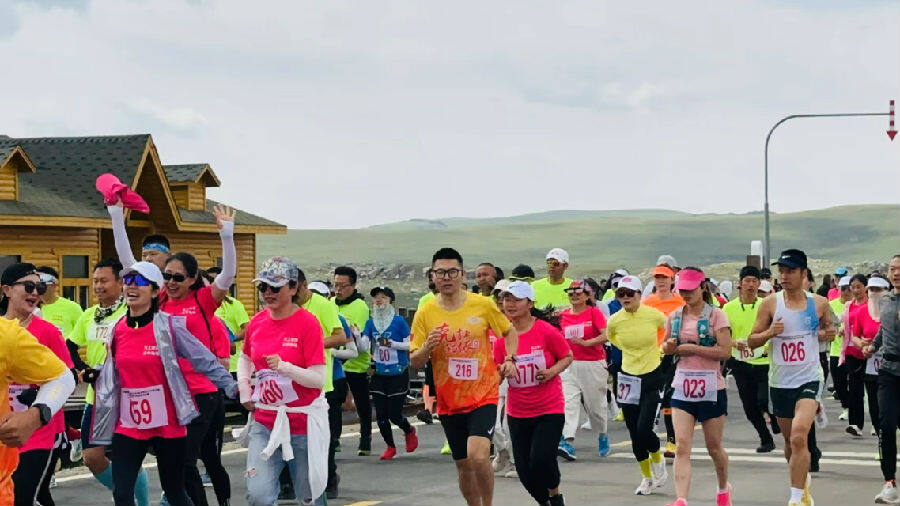 天上草原云中牧场高原山地越野跑步赛开赛