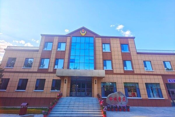 新疆哈巴河县的警察之家桦城警苑正式启用