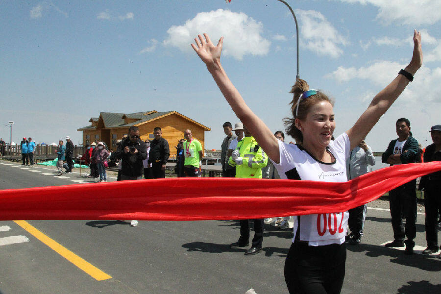 天上草原云中牧场高原山地越野跑步赛开赛