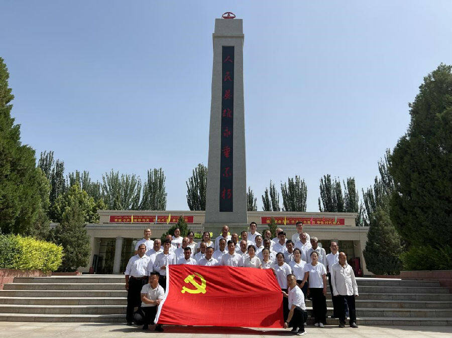 图为在叶城县烈士陵园纪念碑前合影(张乾 摄)