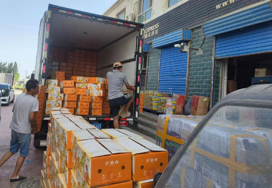 "两天后,上海市民卜维娜收到了在拼多多定购的芒果杏,而大约1周后,卜