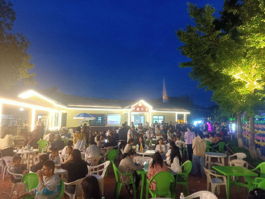 烧烤啤酒广场吸引了广大游客(宋佳丽 摄)