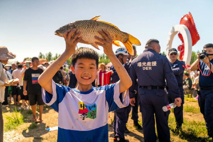摸鱼比赛现场(康岩 摄)