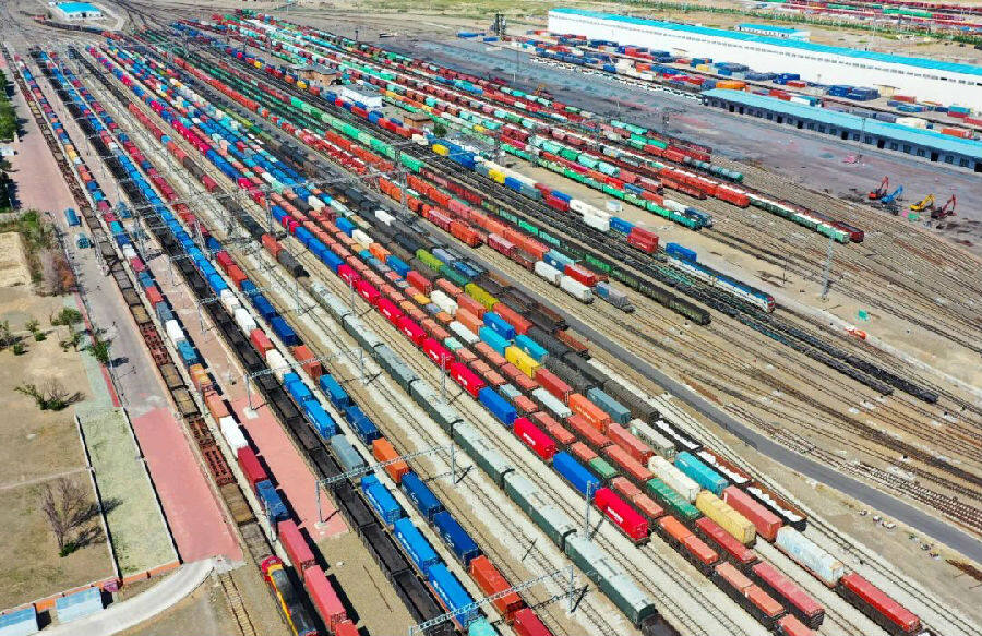 图为阿拉山口火车站停靠的中欧班列有序排列(王金山 摄)