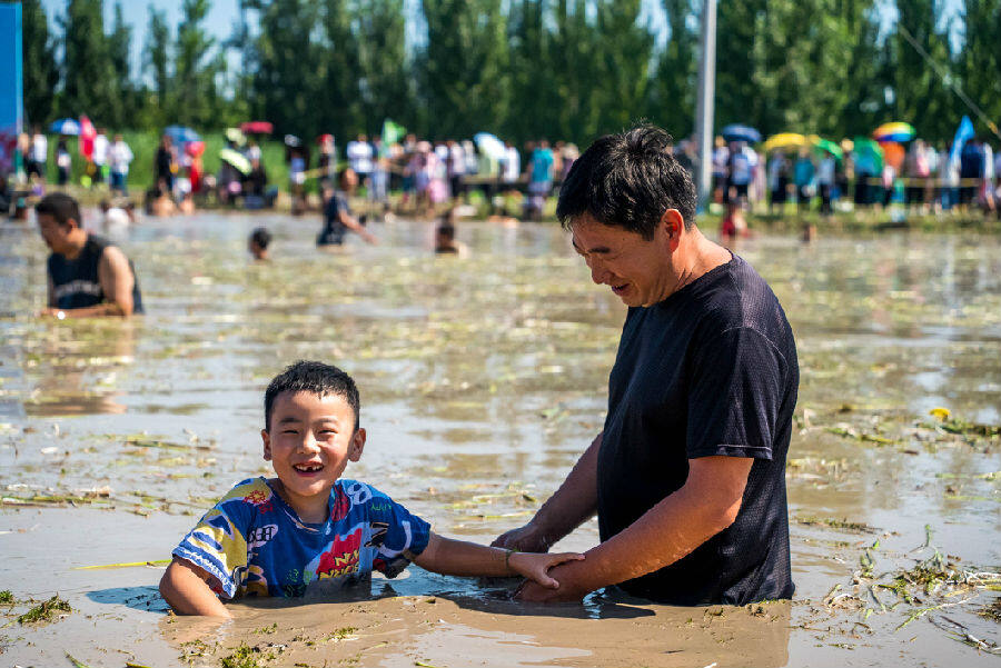 摸鱼比赛现场(康岩 摄)