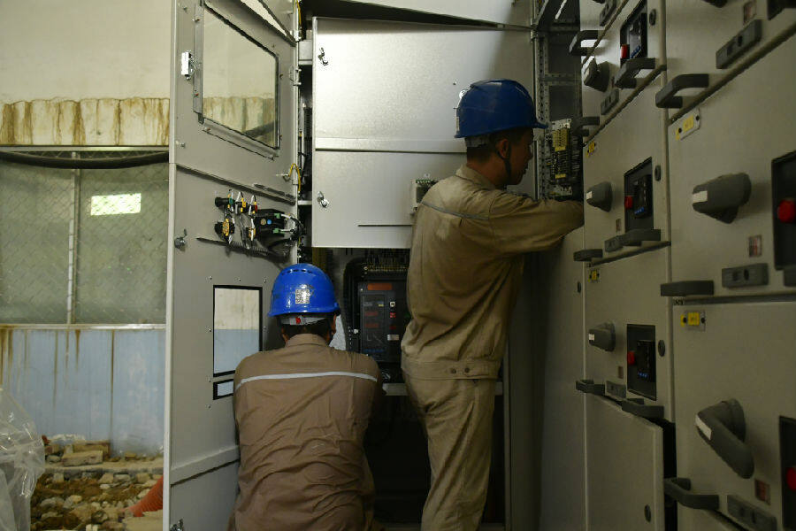 国网松溪县供电公司工作人员在松溪县第一中学配电房安装高低压开关柜