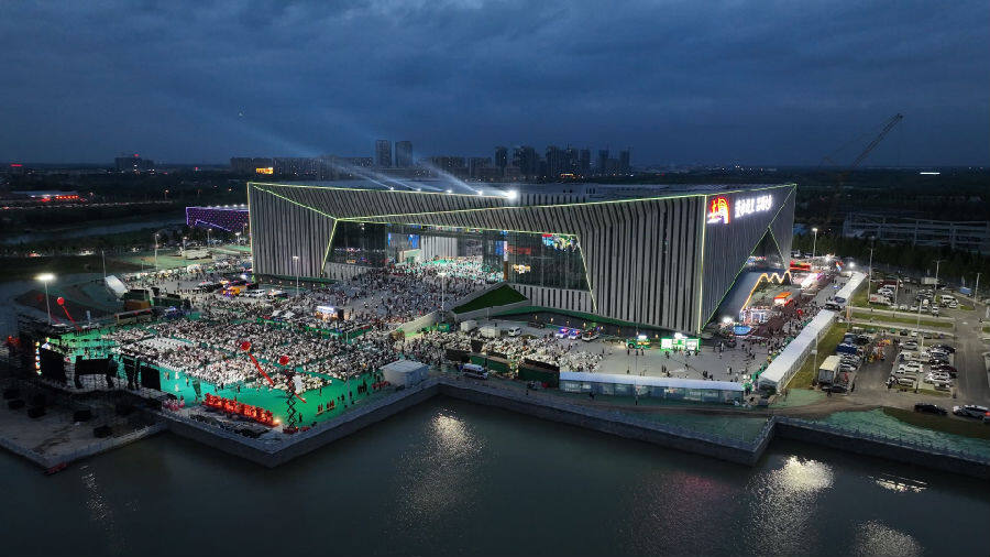 山东博兴首届青岛啤酒节在市民文化中心开幕