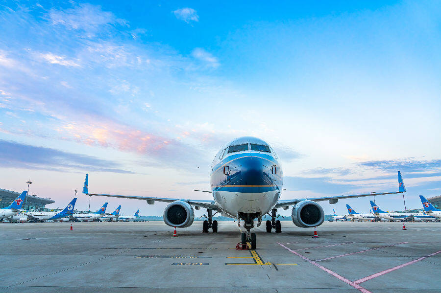 刚执行完飞行任务的南航飞机停稳在郑州机场停机坪 (陈波 摄)