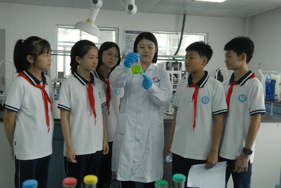 食品检测实验室开放日为中学生上好食品安全课