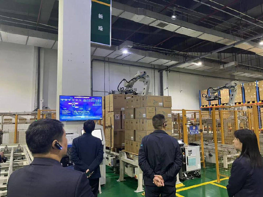 图为数字化转型工作小组到徐州烟草物流中心现场进行参观学习(廖嘉宁