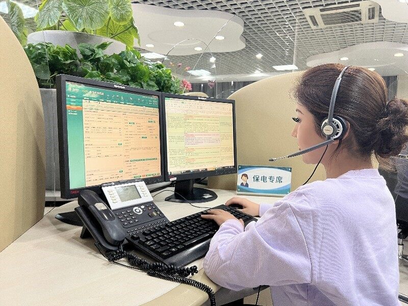 图为公司95598客服专员节日期间在岗值守,接听客户热线 (郭艳艳 摄)