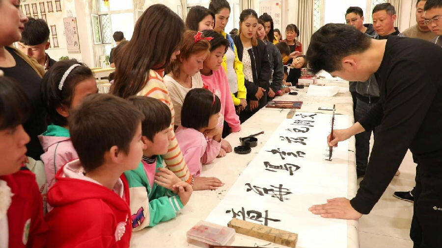 书画艺术家在开展书法艺术培训交流活动(王建强 摄)