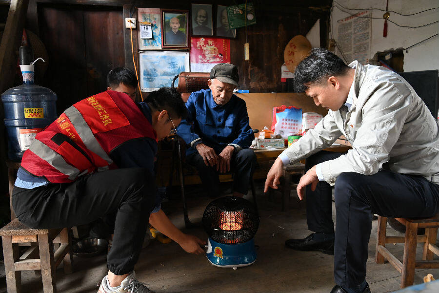 圖為調研組幫助黃奇鳳老人實現小太陽取暖器的微心願(鄧立聰 攝)