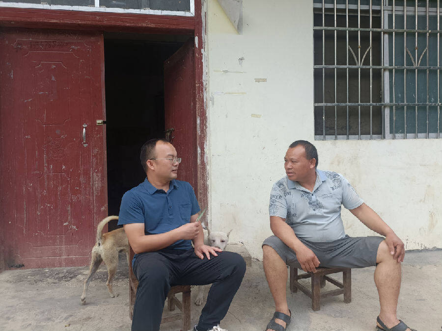 图为莫可与群众交流(谭琪 摄)