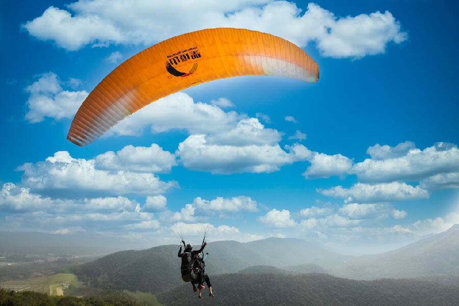 图为游客正在圣境山体验滑翔伞运动(东宝萱 摄)