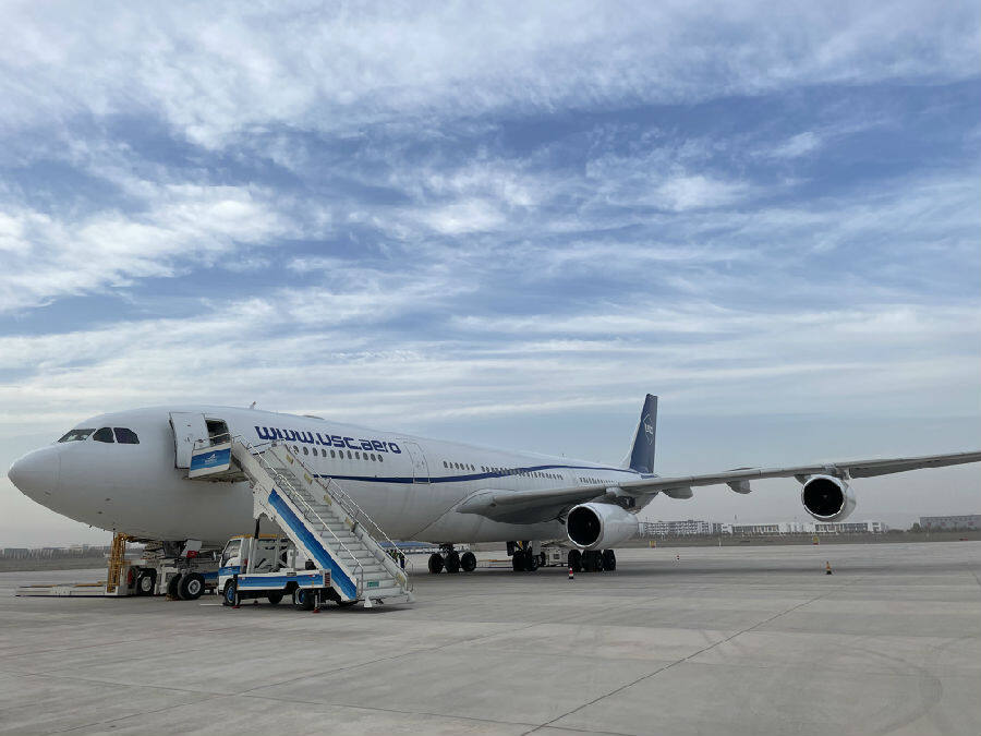 圖為執行本次包機任務的空客a340-300客改貨飛機(賀英 攝)