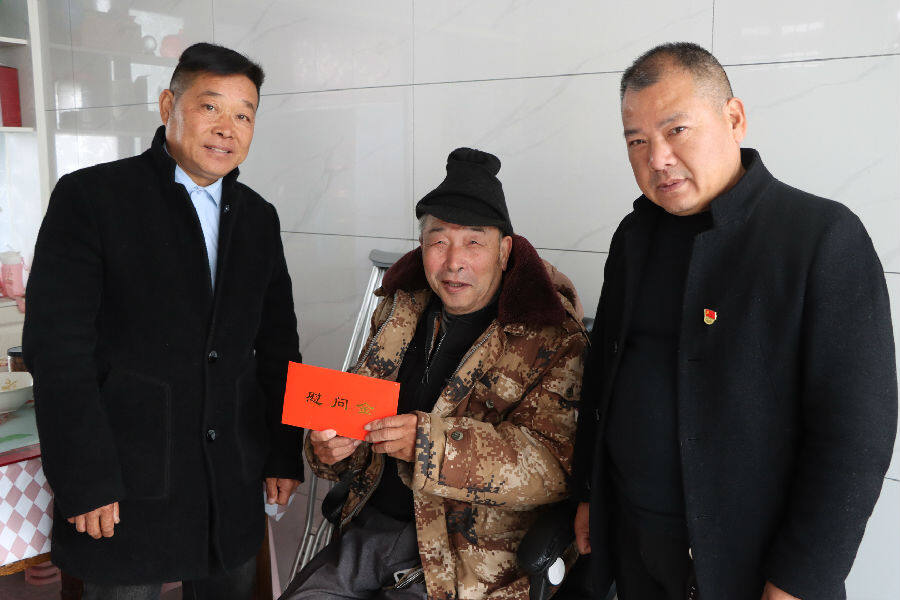 创业故事分享会结束后,周立友在村党总支书记王立高