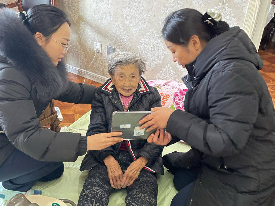 摄)这是安图农商银行经营局储蓄所工作人员上门服务的真实一幕