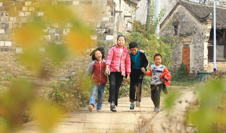 图为孝感乡村学生放学后开心玩耍(孝感萱 摄)