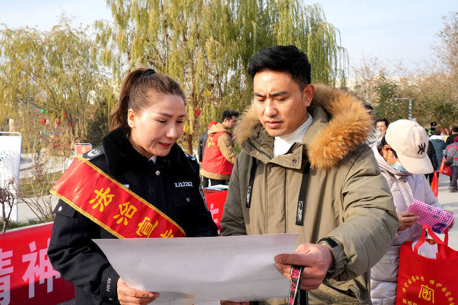 温宿县司法局干部向群众宣传宪法等法律法规（赵新昌 摄）