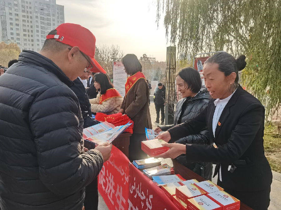 图为温宿县委办(档案局),档案馆干部向群众宣传档案法(詹丽 摄)