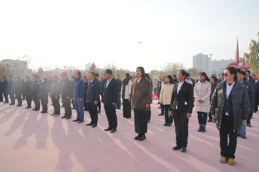 图为温宿县委办(档案局),档案馆参加宪法宣传周启动仪式(詹丽 摄)