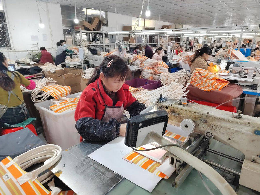 图为湖北隆欣箱包公司忙碌的生产车间(陈前清 摄)