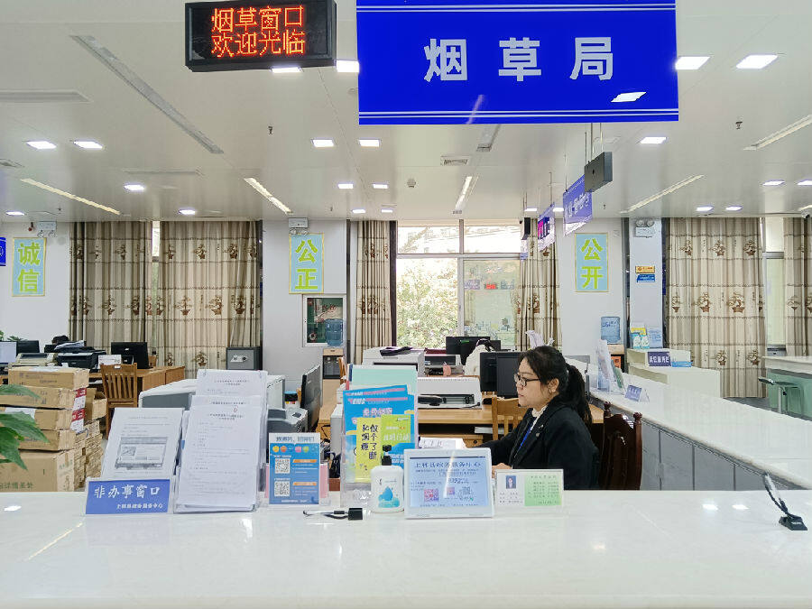图为上林政务服务大厅烟草窗口认真办公的樊华(高冰清 摄)