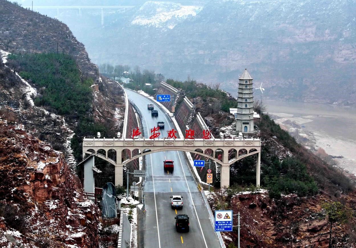 12月14日,赛车进入陕西省延安市域内的沿黄公路.(曹政 摄)