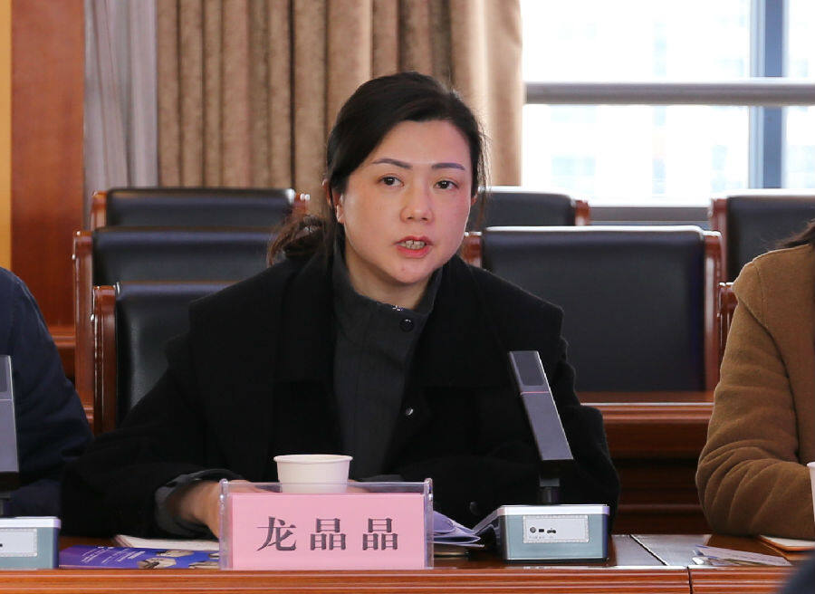 呈贡区政府副区长,区青年工作联席会议召集人龙晶晶主持会议(郑义 摄)