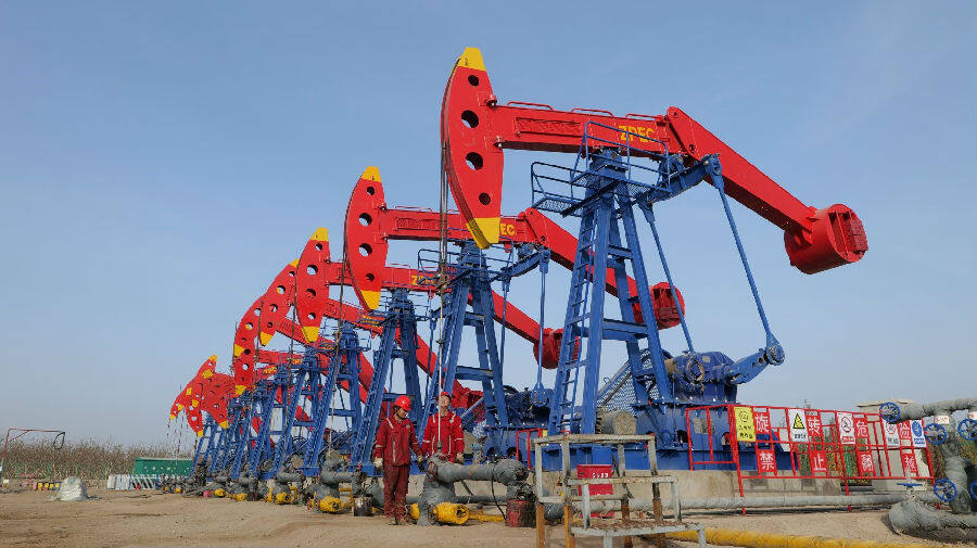 在中曼阿克苏油田红79采油井站,工人正在巡检抽油机.(尚志刚 摄)