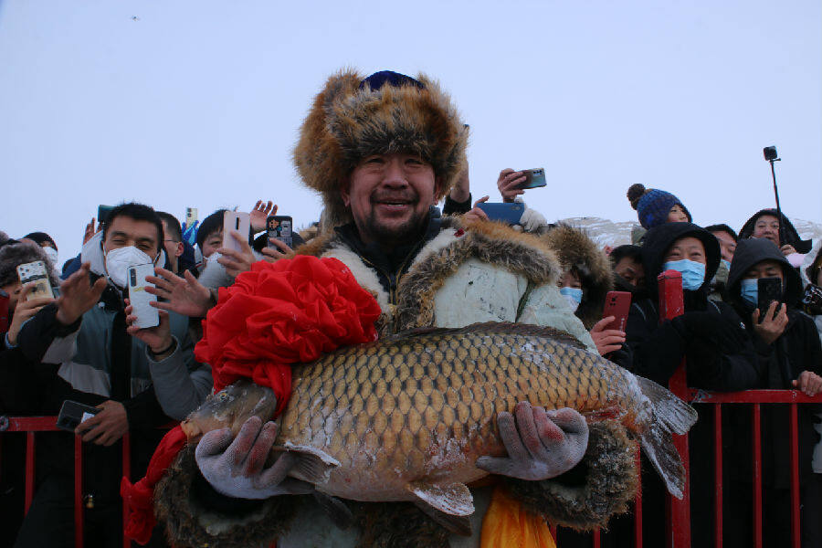 新疆冬捕节图片