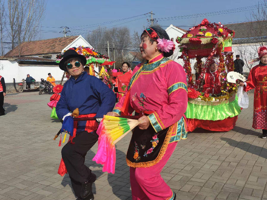 村民自编划旱船助力乡村文化旅游节