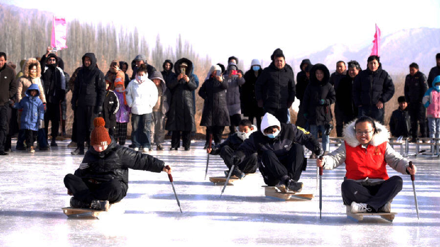 真是太有趣了,我们一起在滑冰场上尽情嬉戏,让我感受到了冬天