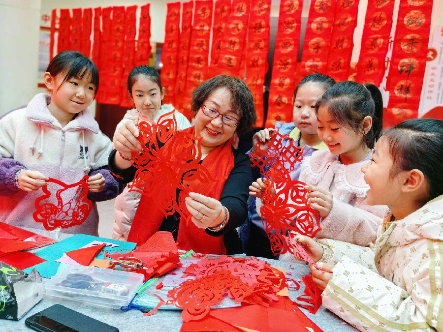 图为剪窗花(李新芳 摄)