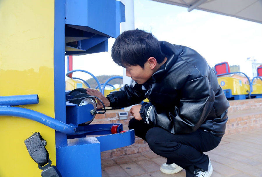 金旭检修小火车(马瑛 摄)金旭的工作中最重要的一项就是小火车检修
