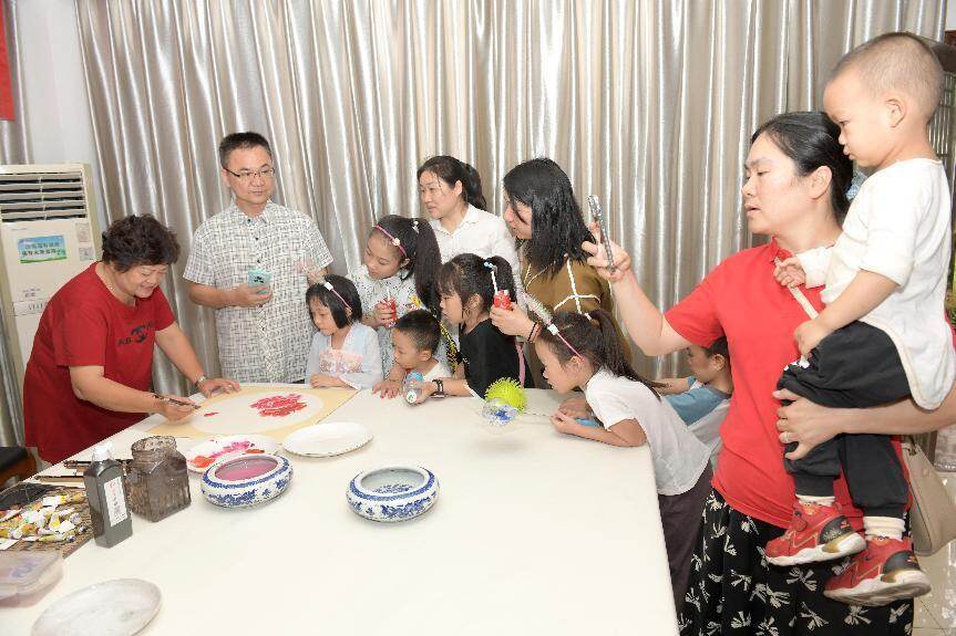 蔡凯玲(右一)为职工创作国画《惠风和畅》(吴太能 摄)张建雄(右)赠送