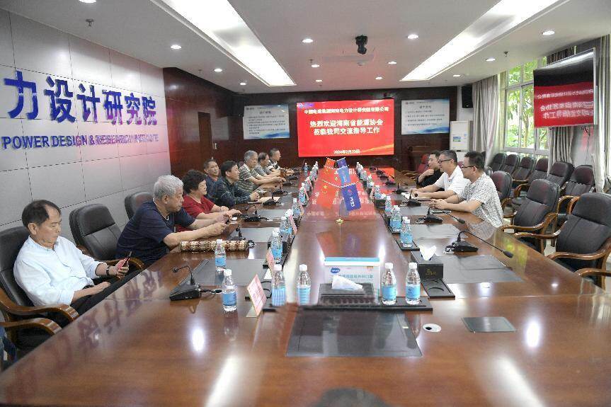 座谈会(吴太能 摄)领导,书画家合影(吴太能 摄)省委办公厅原巡视员邢