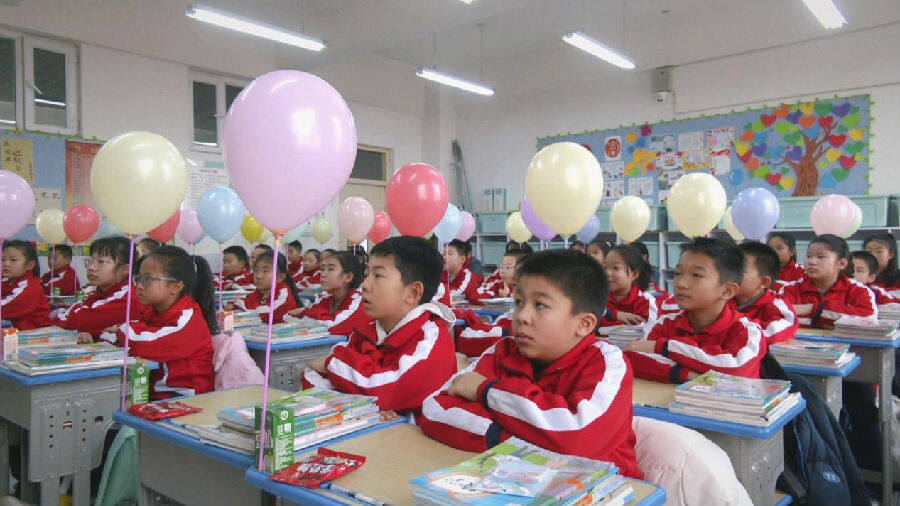 图为学生们在精心布置的教室内上着"开学第一课"(孙季鸿 摄)