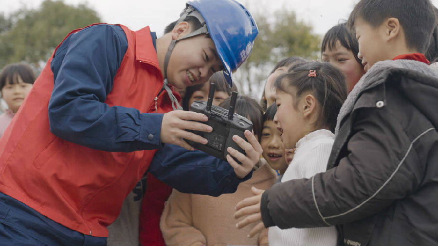 国网华安供电供电公司青年志愿者李炜杰向学生们展示无人机的各项功能