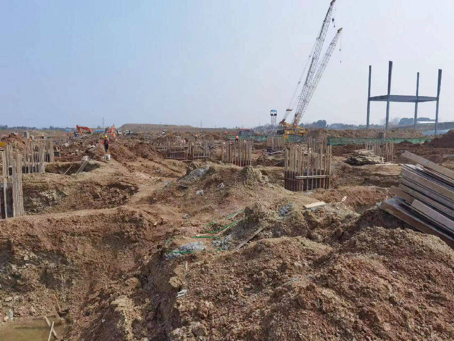 图为亿纬锂能超级工厂施工现场 (李德银 摄)在投资10亿元的美华新材料