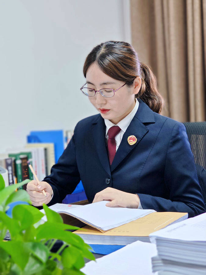 荆门市东宝区人民检察院检察官刘群薇(吴岚 摄)扎根基层,用青春践行