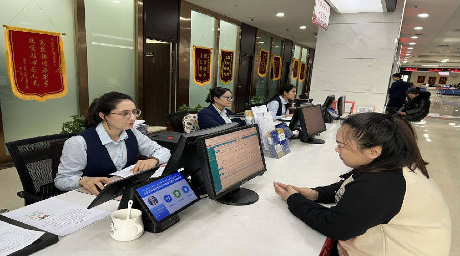 温宿县社保中心综柜窗口工作人员为群众办理社保业务(江凯 摄)为持续