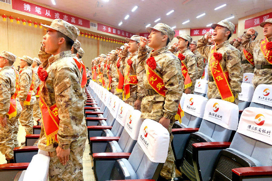 入伍新兵集体宣誓 (夏兴俭 摄)