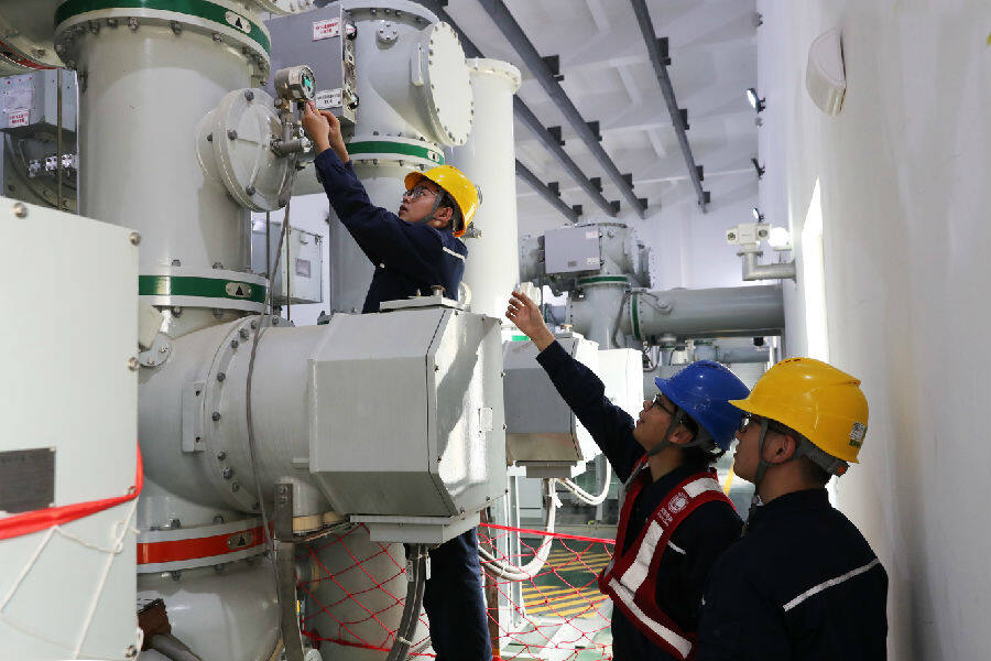 在变电检修人员的指导下,对220千伏木兰变电站设备进行例检(陈娜丽 摄