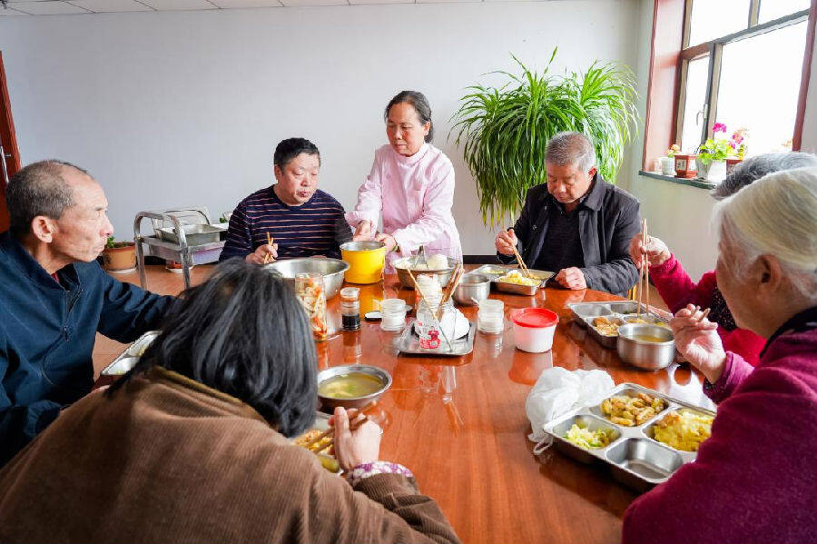 养老院里老人们正围坐一起吃午饭(马明清 摄)