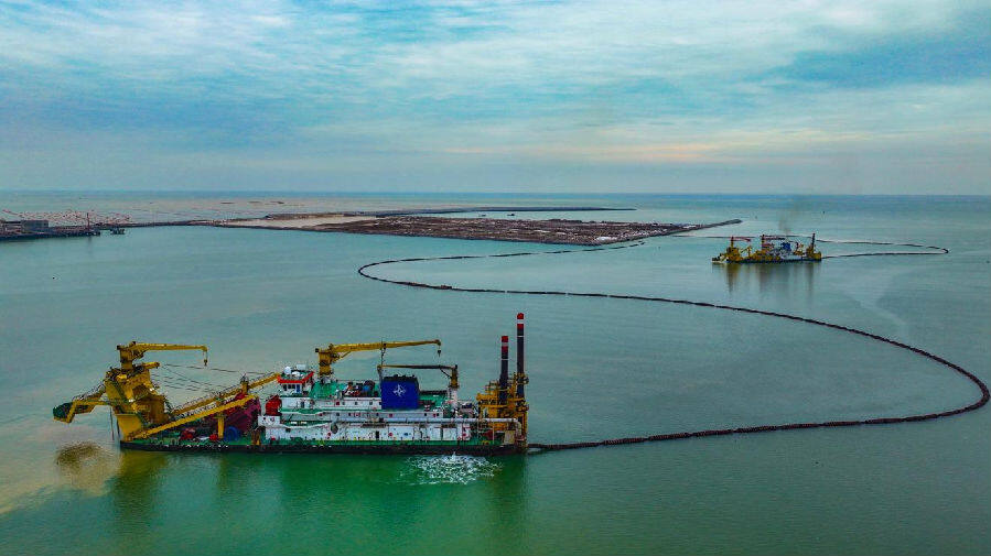 图为"天骥""天禹"号绞吸式挖泥船疏浚吹填 (姚绍庄 摄)