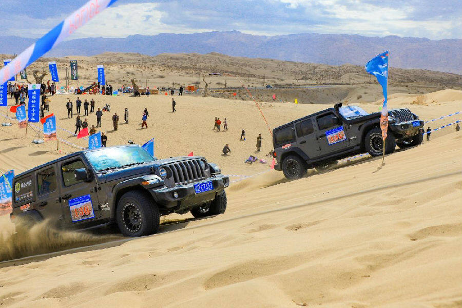2024新疆博斯腾湖沙漠汽车越野赛开幕