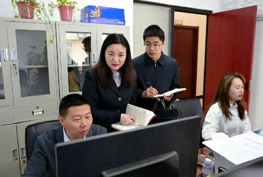 图为区纪委监委在重点项目服务中心进行执纪监督(徐琦 摄)今年以来